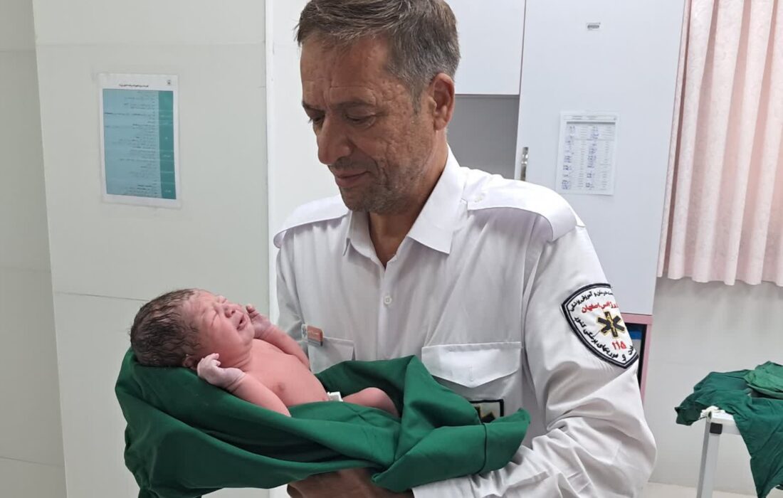 تولد نوزاد عجول در آمبولانس