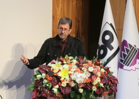 تکمیل پروژه‌های نیمه‌تمام و توسعه شهرکهای تخصصی صنعتی در اصفهان با محوریت انرژیهای سبز