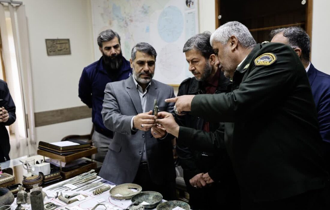 بازدید استاندار اصفهان از بیش از ۱۳۰ شیء عتیقه کشف شده