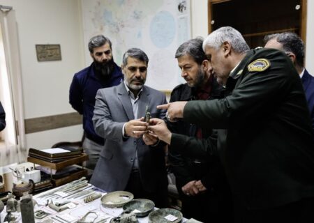 بازدید استاندار اصفهان از بیش از ۱۳۰ شیء عتیقه کشف شده