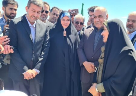 وزیر راه و‌شهرسازی وارد خور و بیابانک شد