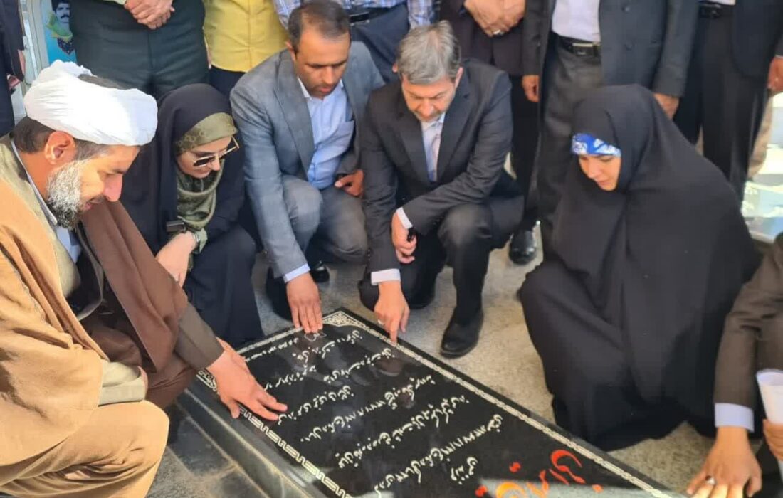 وزیر راه وشهرسازی به مقام شهدای خورو بیابانک ادای احترام کرد