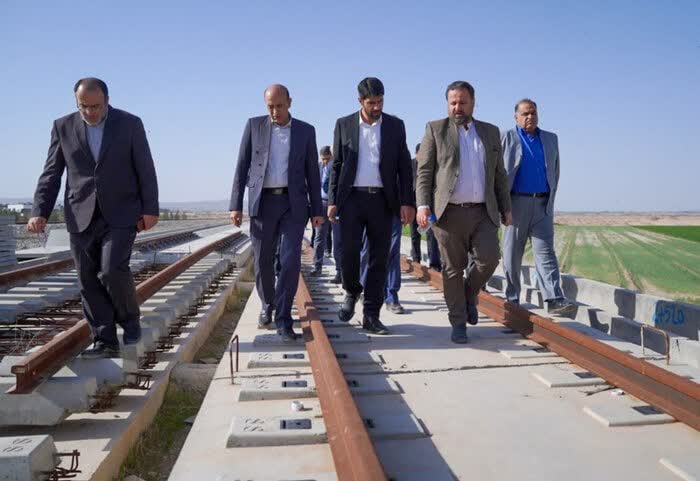 معاون وزیر راه و شهرسازی از پروژههای مسکن شهر بهارستان بازدید کرد