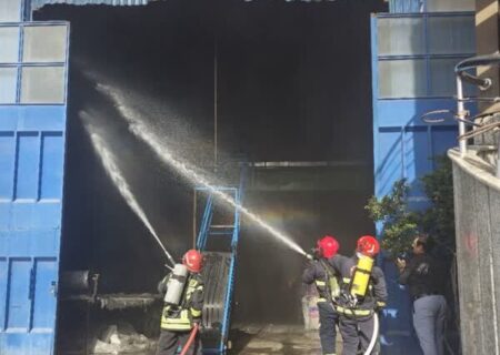 مهار آتش‌سوزی کارخانه صنعتی در نجف‌آباد