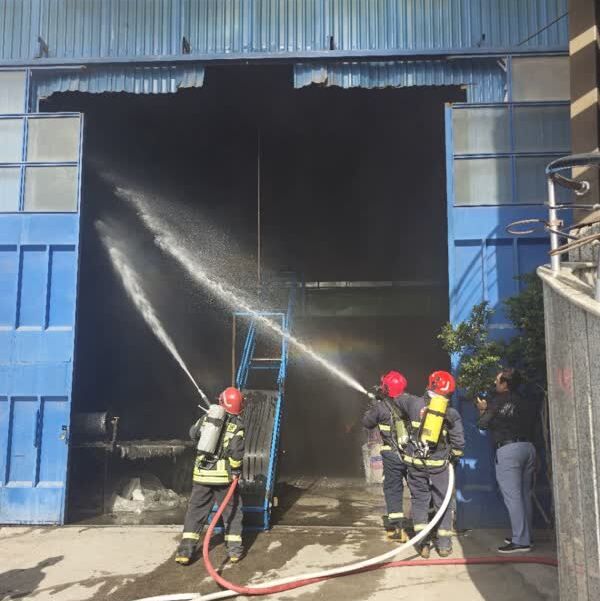 مهار آتشسوزی کارخانه صنعتی در نجفآباد