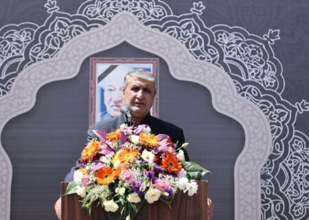 بخش مهمی از شهرت دکتر اعتماد دفاع همه جانبه از حق هسته‌ای ایران است