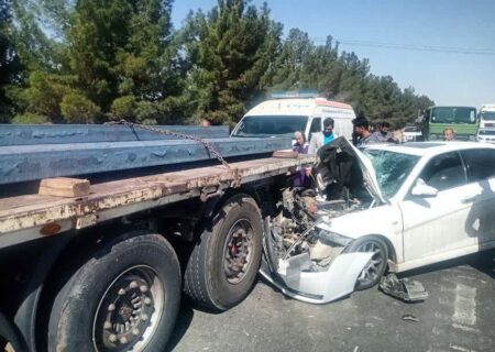 تصادف خودروی دنا با کامیون در شاهین شهر ۱ مصدوم داشت