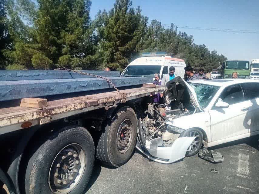 تصادف خودروی دنا با کامیون در شاهین شهر ۱ مصدوم داشت