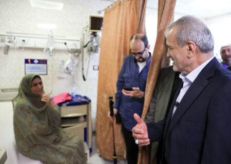 رییس‌جمهور از مجروحان حادثه بندر شهید رجایی عیادت کرد