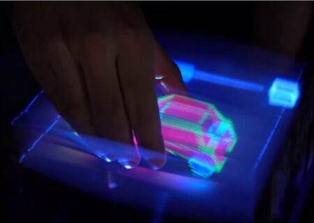 اولین نمایشگر هولوگرافی سه‌بُعدی تعاملی جهان رونمایی شد