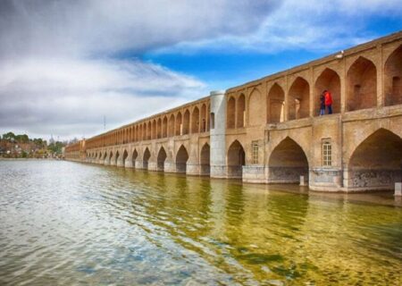 دیوارنویسی روی سی و سه پل اصفهان مورد پیگرد قانونی قرار می‌گیرد