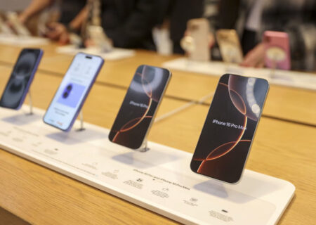 رئیس جمهور آمریکا گوشی‌های همراه، رایانه‌ها و تراشه‌ها را از تعرفه‌های جدید معاف کرد