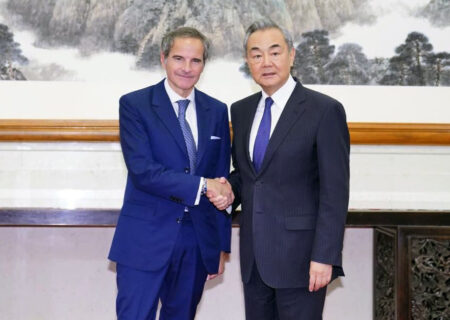 وزیر امور خارجه چین : آژانس بین‌المللی انرژی اتمی مسائل ایران را بی‌طرفانه رسیدگی کند