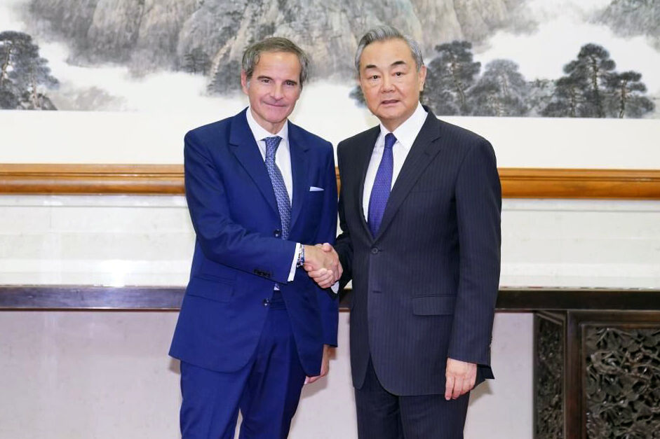 وزیر امور خارجه چین : آژانس بینالمللی انرژی اتمی مسائل ایران را بیطرفانه رسیدگی کند