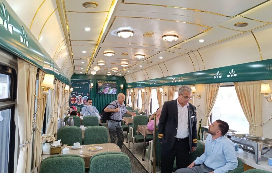 نخستین قطار مثلث گردشگری کشور به اصفهان رسید