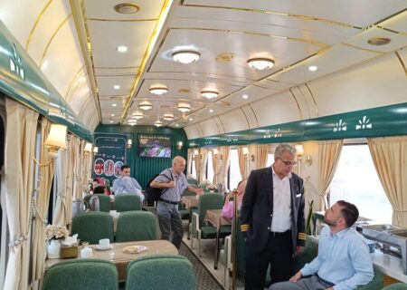 نخستین قطار مثلث گردشگری کشور به اصفهان رسید