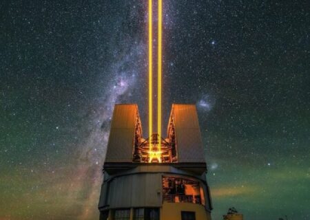 «تلسکوپ UT4» لیزرهای قدرتمند خود را به فضا شلیک می‌کند.