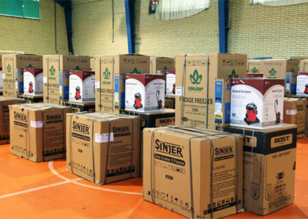 اهدای جهیزیه به نوعروسان لنجان در دهه کرامت