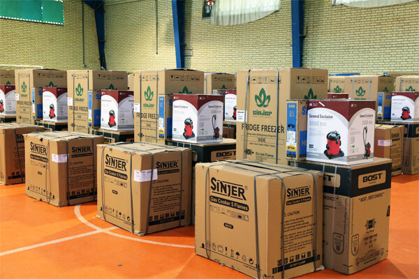 اهدای جهیزیه به نوعروسان لنجان در دهه کرامت