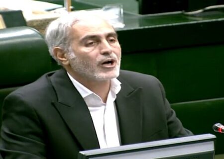 باید در قوانین و مقررات از حقوق کارگران حمایت شود