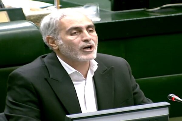 باید در قوانین و مقررات از حقوق کارگران حمایت شود