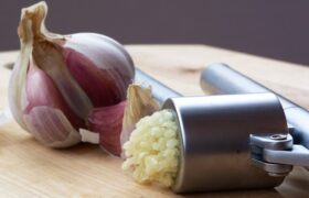 آیا افراد حساس به سیر، به پیاز هم آلرژی دارند؟