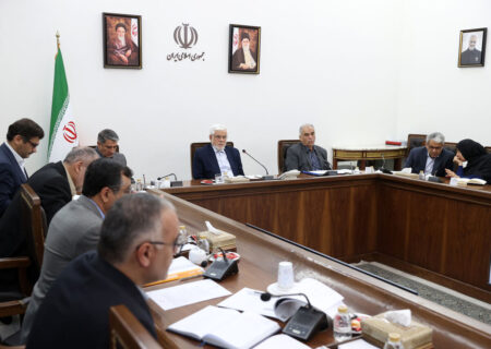 تلاش کنیم تا موانع سرمایه‌گذاری در تولید کنار گذاشته شود