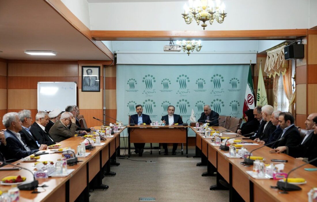 حضور عراقچی همزمان با روز معلم در دانشکده روابط بینالملل وزارت امور خارجه