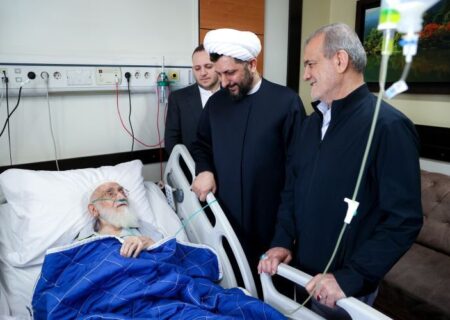 رئیس‌جمهور از آیت‌الله نوری همدانی عیادت کرد