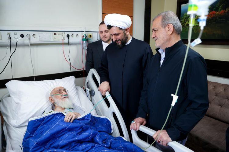 رئیسجمهور از آیتالله نوری همدانی عیادت کرد