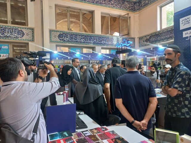 پزشکیان از نمایشگاه کتاب تهران بازدید کرد