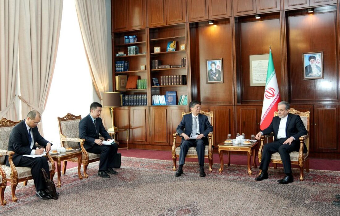 تاکید عراقچی و سفیر چین بر گسترش روابط و عزم جدی برای اجرای برنامه ۲۵ ساله مشترک