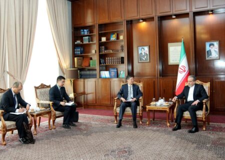 تاکید عراقچی و سفیر چین بر گسترش روابط و عزم جدی برای اجرای برنامه ۲۵ ساله مشترک