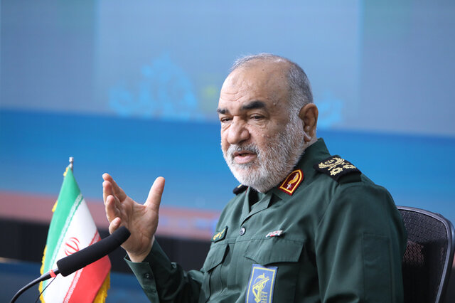 سرلشکر سلامی: نیروی دریایی سپاه کاملا مجهز و آماده به کار برای مقابله با هر تهدیدی است