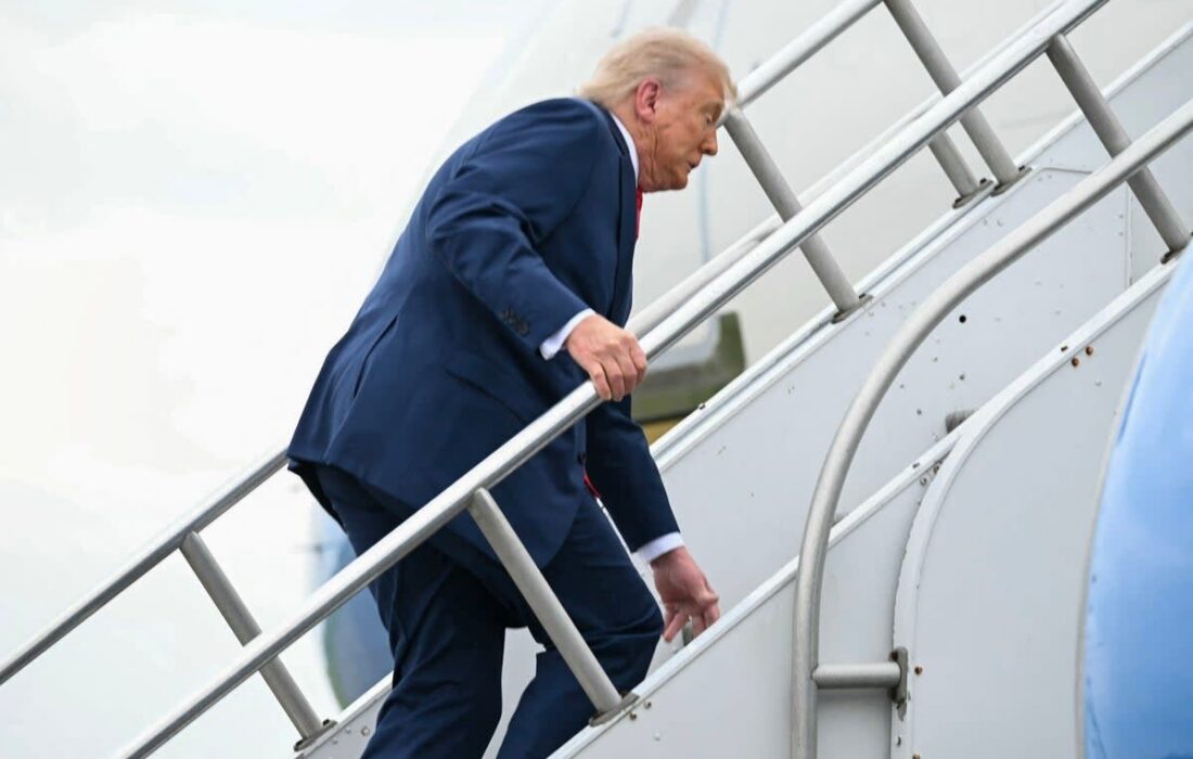 ترامپ و روبیو بر روی پله های هواپیما زمین خوردند