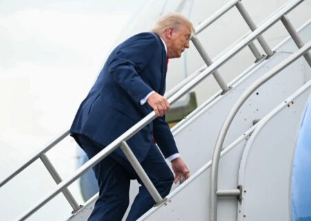 ترامپ و روبیو بر روی پله های هواپیما زمین خوردند