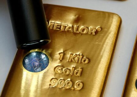 کاهش بهای طلا در پی تقویت دلار و امید به توافق تجاری