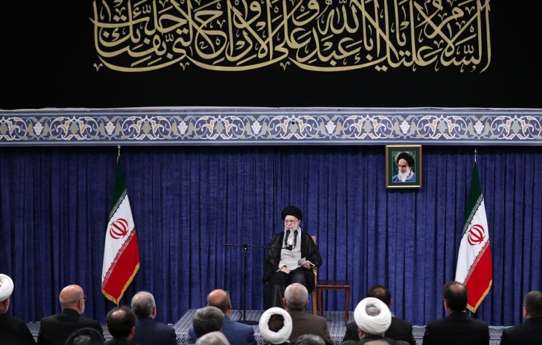 رهبر انقلاب: ملت با جهت‌گیری‌های گوناگون سیاسی و وزن متفاوت مذهبی پای ایران عزیز ایستاد
