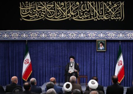 رهبر انقلاب: ملت با جهت‌گیری‌های گوناگون سیاسی و وزن متفاوت مذهبی پای ایران عزیز ایستاد