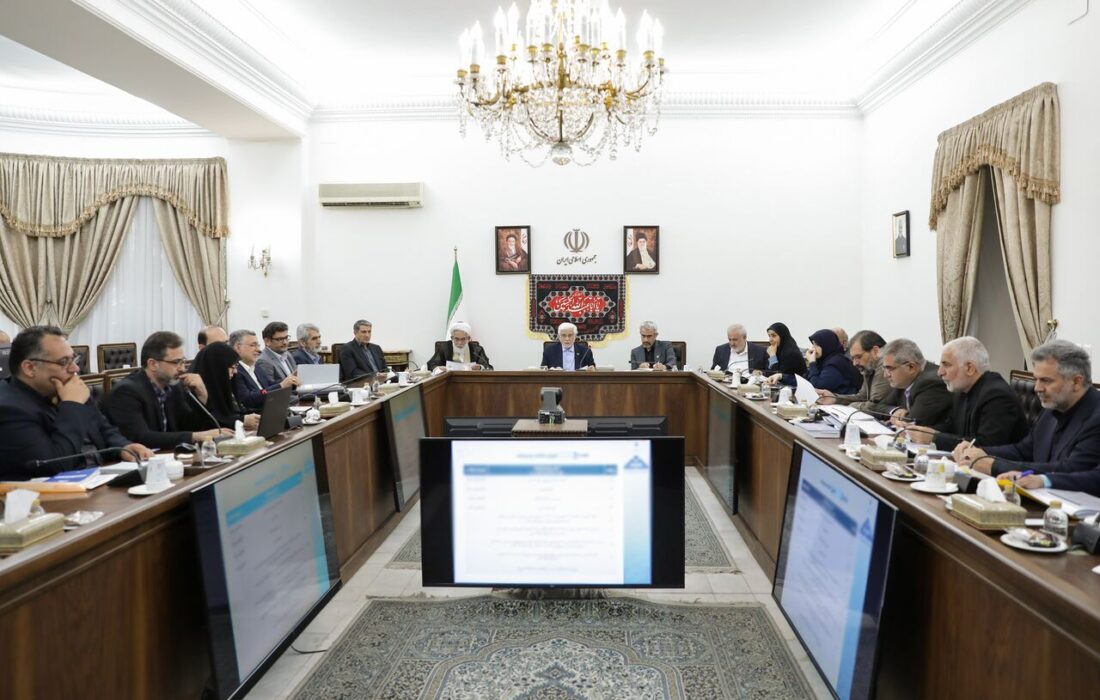 عارف: راهبرد کنونی کشور و نظام حفظ آرامش مردم است