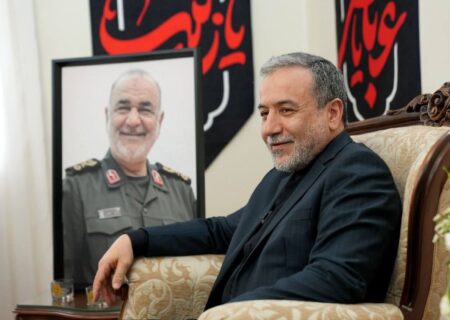 دیدار وزیر امور خارجه با خانواده‌های سرداران شهید سلامی و حاجی زاده