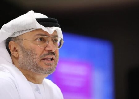 قرقاش خواستار حل بحران‌های منطقه‌ای با خرد و دیپلماسی شد