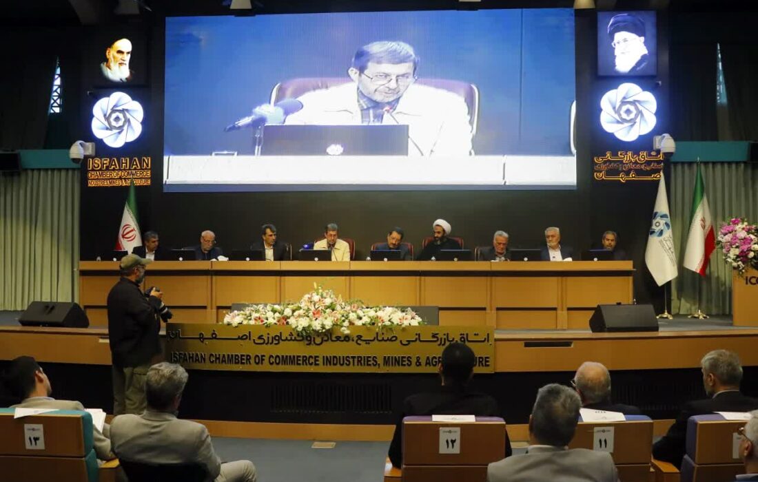 صنعتگران اصفهان با اراده‌ای آهنین در برابر مشکلات ایستاده‌اند