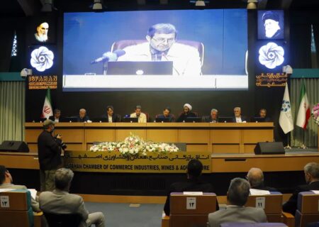 صنعتگران اصفهان با اراده‌ای آهنین در برابر مشکلات ایستاده‌اند