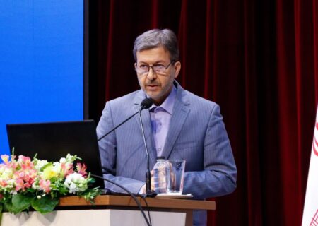 اهل قلم موتور محرکه توسعه فرهنگی و آینده‌سازان تمدن‌آفرین نصف جهان هستند