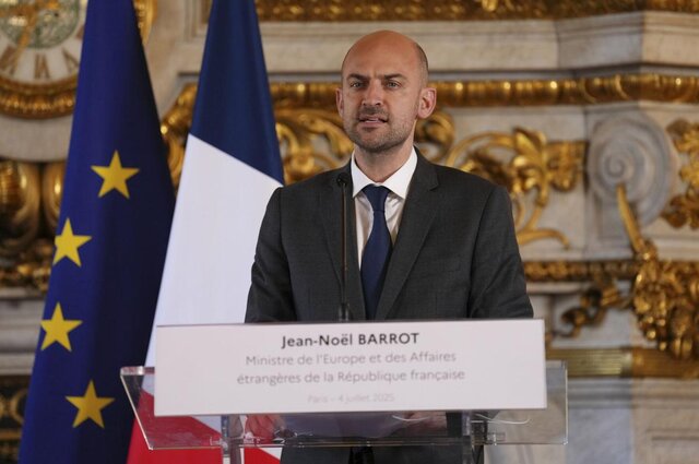 پاریس بار دیگر ایران را به بازگرداندن تحریمها تهدید کرد