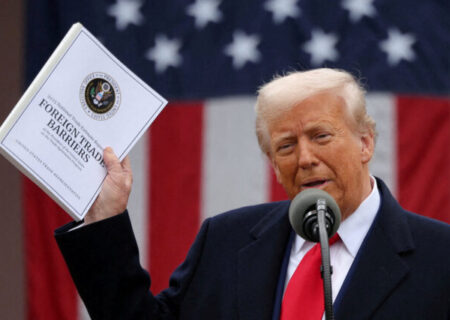 ترامپ: باید دین را به آمریکا بازگردانیم