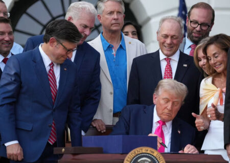 لایحه کاهش مالیات‌ها و نمایش قدرت سیاسی ترامپ در روز استقلال آمریکا امضا شد