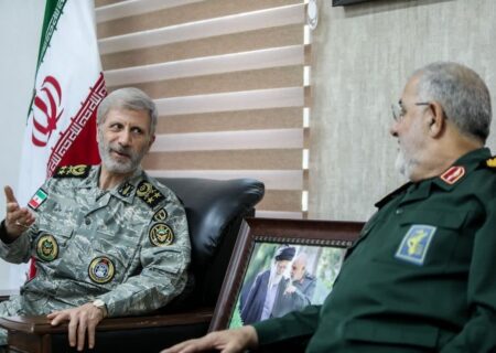 سرلشکر حاتمی: ارتش و سپاه دوشادوش هم برای امنیت و اقتدار ایران تلاش می‌کنند