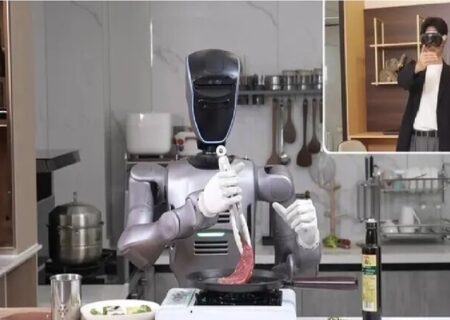 ربات انسان‌نمای چینی از فاصله دور قابل کنترل است